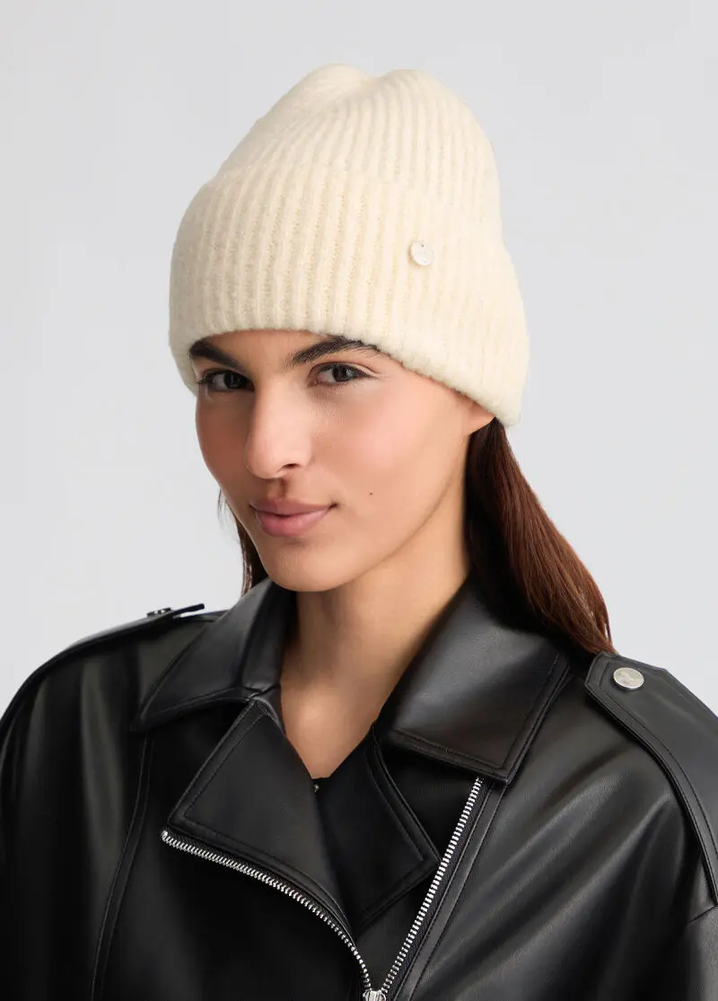 Трикотажная шапка бини