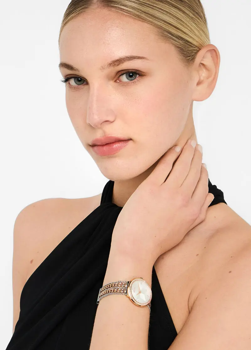 Наручные часы с остальным браслетом в несколько нитей